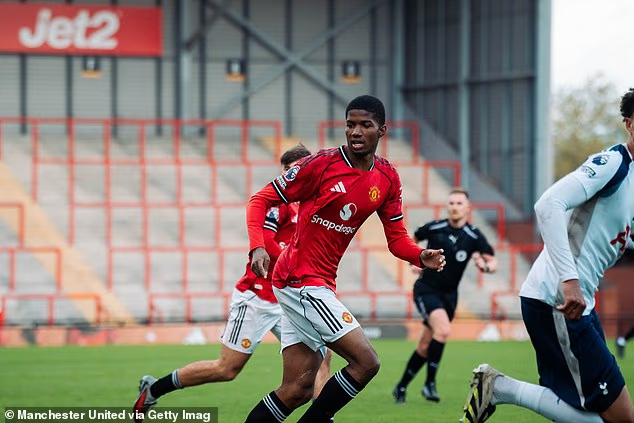 image-790 Les propos de Ruben Amorim concernant l'utilisation du centre de formation de Manchester United ont été perçus comme des paroles en l'air par de nombreux supporters. Cependant, avec les blessures et la CAN qui approche, le moment est venu pour lui de faire appel aux jeunes.