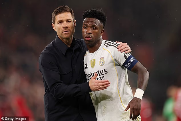 image-812 Guerre intestine au Real Madrid : les joueurs qui veulent le départ de Xabi Alonso et ceux qui le soutiennent sont nommés.