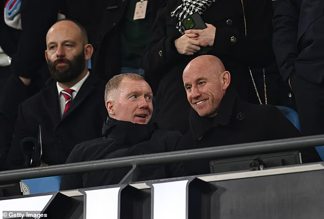 image-814 Manchester United menacerait la légende Nicky Butt de lui retirer son abonnement saisonnier ; Paul Scholes affirme avoir dû recourir à des revendeurs à la sauvette. Les supporters sont furieux du manque de loyauté du club.