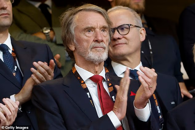 image-817 Manchester United menacerait la légende Nicky Butt de lui retirer son abonnement saisonnier ; Paul Scholes affirme avoir dû recourir à des revendeurs à la sauvette. Les supporters sont furieux du manque de loyauté du club.