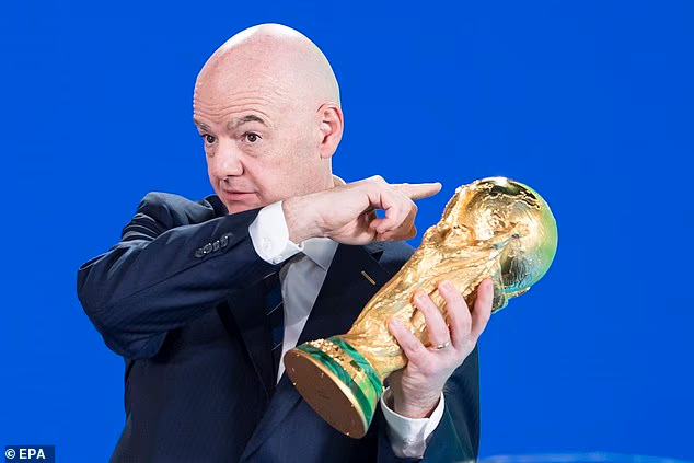 image-855 Le traitement éhonté réservé par la FIFA aux règles en faveur de Cristiano Ronaldo prouve sans l'ombre d'un doute ce qu'elle et son ridicule président, Gianni Infantino, attendent réellement de la Coupe du monde de l'été prochain,
