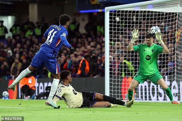 image-881 Chelsea 3-0 Barcelone : Une étoile est née, Estevao inscrit son nom aux côtés de Lionel Messi et Ronaldinho pour illuminer ce classique moderne, écrit OLIVER HOLT - mais Lamine Yamal ne parvient pas à briller lors de cette soirée morose.