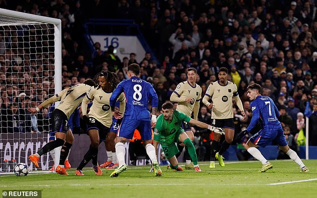 image-883 Chelsea 3-0 Barcelone : Une étoile est née, Estevao inscrit son nom aux côtés de Lionel Messi et Ronaldinho pour illuminer ce classique moderne, écrit OLIVER HOLT - mais Lamine Yamal ne parvient pas à briller lors de cette soirée morose.