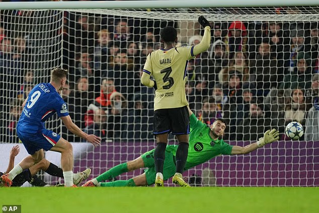 image-886 Chelsea 3-0 Barcelone : Une étoile est née, Estevao inscrit son nom aux côtés de Lionel Messi et Ronaldinho pour illuminer ce classique moderne, écrit OLIVER HOLT - mais Lamine Yamal ne parvient pas à briller lors de cette soirée morose.