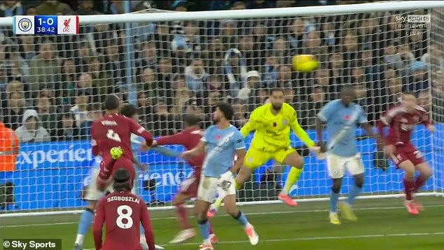 image-89 Liverpool porte plainte auprès des instances dirigeantes des arbitres concernant le but refusé à Virgil van Dijk contre Manchester City, pour avoir « baissé » le ballon, et affirme que cette décision est contraire aux règles du jeu.
