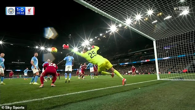 image-90 Liverpool porte plainte auprès des instances dirigeantes des arbitres concernant le but refusé à Virgil van Dijk contre Manchester City, pour avoir « baissé » le ballon, et affirme que cette décision est contraire aux règles du jeu.