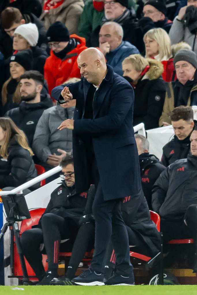 image-957-683x1024 « Arne Slot a une semaine pour sauver son poste » – Jamie Carragher affirme que l'entraîneur de Liverpool « s'accroche » et critique la « baisse du niveau ».