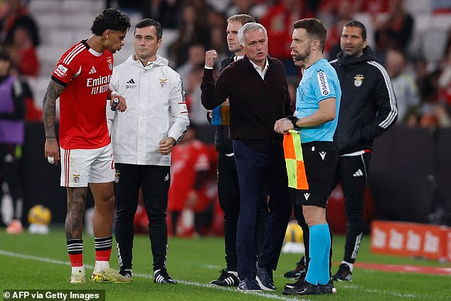 image-98 Après un résultat décevant, José Mourinho, l'entraîneur du Benfica, s'en prend une nouvelle fois aux arbitres, insistant sur le fait que le club portugais mérite le « respect ».