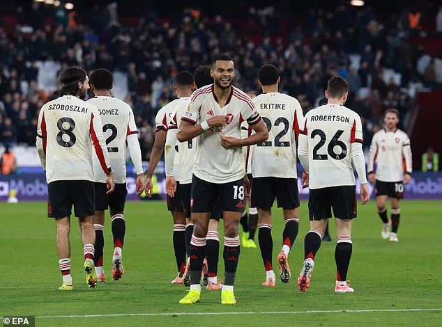 image-101 Pourquoi Liverpool a été bien meilleur contre West Ham sans Mohamed Salah : les trois joueurs qui ont brillé dans le nouveau système, pourquoi c’était une décision gagnant-gagnant pour Arne Slot – et les leçons tirées en vue de la CAN du roi égyptien
