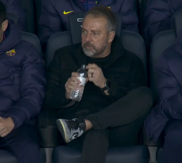 image-138 L'attaquant du FC Barcelone, Robert Lewandowski, a été la cible de moqueries après avoir raté « l'un des PIRES penalties de l'histoire de la Liga » face à l'Atlético Madrid.