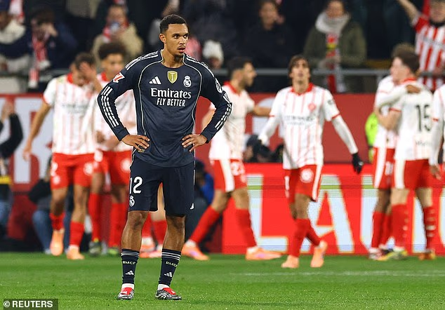 image-139 Trent Alexander-Arnold démoli par la presse espagnole : l’ancien joueur de Liverpool est qualifié d’« incompétent » et de « lapin pris dans les phares » suite à un début de carrière difficile au Real Madrid, tandis que son influence est jugée « inexistante ».