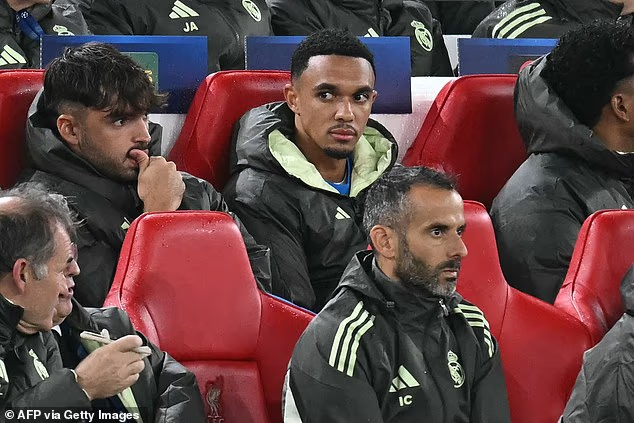 image-140 Trent Alexander-Arnold démoli par la presse espagnole : l’ancien joueur de Liverpool est qualifié d’« incompétent » et de « lapin pris dans les phares » suite à un début de carrière difficile au Real Madrid, tandis que son influence est jugée « inexistante ».