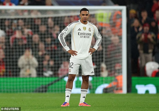 image-142 Trent Alexander-Arnold démoli par la presse espagnole : l’ancien joueur de Liverpool est qualifié d’« incompétent » et de « lapin pris dans les phares » suite à un début de carrière difficile au Real Madrid, tandis que son influence est jugée « inexistante ».