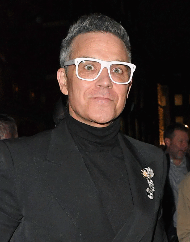 image-154-805x1024 Robbie Williams sera la tête d'affiche du tirage au sort de la Coupe du monde, tandis que Donald Trump confirme sa présence pour recevoir un prix nouvellement créé.