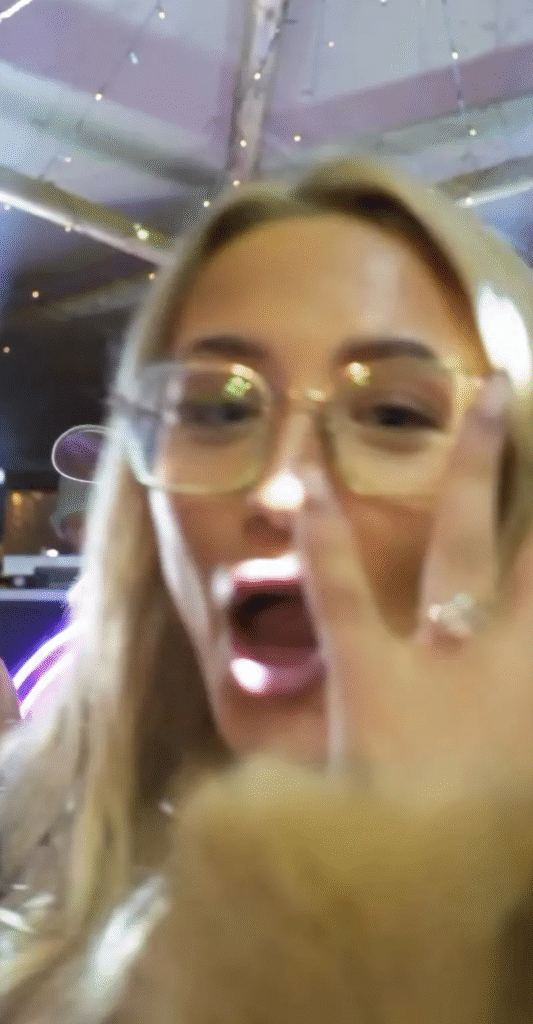 image-183-533x1024 La compagne de Phil Foden, Rebecca, alimente les rumeurs de fiançailles en exhibant une bague en diamant après une séance d'essayage de bagues. Le couple a en effet fait des apparitions remarquées.