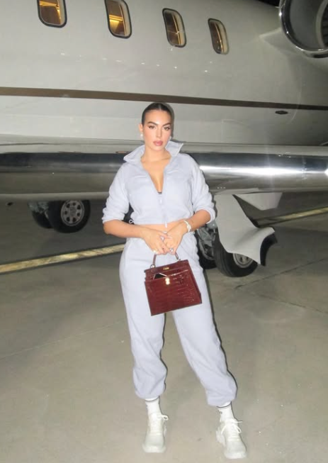 image-192 Georgina Rodriguez fait sensation en bikini sur d'incroyables photos de vacances en famille, tandis que les fans s'extasient : « Cristiano Ronaldo est un homme chanceux ! »