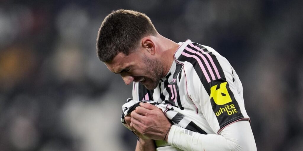 image-2-1024x512 La blessure de Vlahovic fait trembler la Juventus : le club risque une longue période d'inactivité. Spalletti se concentre désormais sur Yildiz.