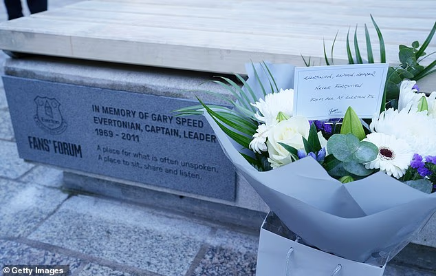 image-80 « Après sa mort, je n'ai pas regardé de football pendant dix ans. Je le voyais sans cesse sur le terrain. » : Carol, la mère de Gary Speed, évoque le vide immense laissé par la perte de son fils, explique pourquoi elle ne peut pas quitter la maison familiale et pourquoi elle n'arrive toujours pas à faire son deuil.