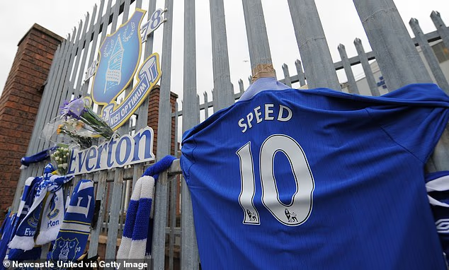 image-83 « Après sa mort, je n'ai pas regardé de football pendant dix ans. Je le voyais sans cesse sur le terrain. » : Carol, la mère de Gary Speed, évoque le vide immense laissé par la perte de son fils, explique pourquoi elle ne peut pas quitter la maison familiale et pourquoi elle n'arrive toujours pas à faire son deuil.