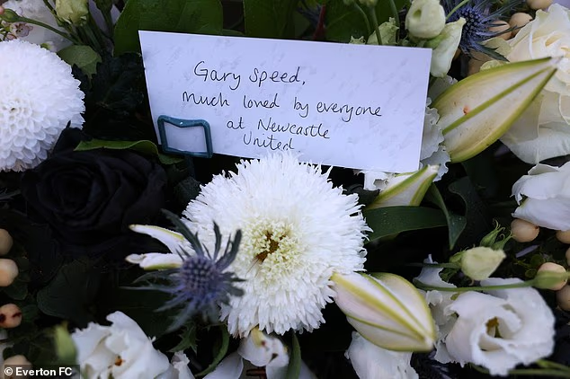 image-85 « Après sa mort, je n'ai pas regardé de football pendant dix ans. Je le voyais sans cesse sur le terrain. » : Carol, la mère de Gary Speed, évoque le vide immense laissé par la perte de son fils, explique pourquoi elle ne peut pas quitter la maison familiale et pourquoi elle n'arrive toujours pas à faire son deuil.
