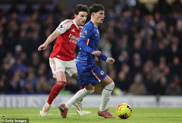 image-88 Révélations : Le plan d'Enzo Maresca pour tenir le coup à 10 contre Arsenal - Le changement tactique opéré par Chelsea à la mi-temps, tirant les leçons du passé, le changement d'aile de Pedro Neto et la justification de la sortie d'Estevao Willian