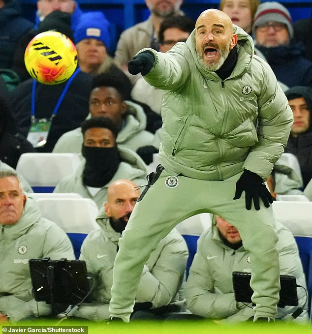 image-91 Révélations : Le plan d'Enzo Maresca pour tenir le coup à 10 contre Arsenal - Le changement tactique opéré par Chelsea à la mi-temps, tirant les leçons du passé, le changement d'aile de Pedro Neto et la justification de la sortie d'Estevao Willian