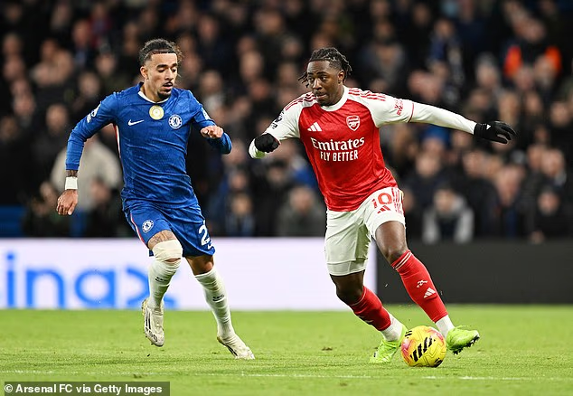 image-92 Révélations : Le plan d'Enzo Maresca pour tenir le coup à 10 contre Arsenal - Le changement tactique opéré par Chelsea à la mi-temps, tirant les leçons du passé, le changement d'aile de Pedro Neto et la justification de la sortie d'Estevao Willian