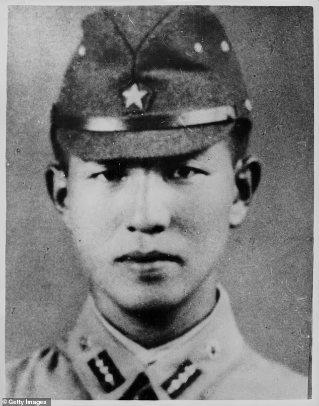 image Le club de Premier League Brighton suscite la colère en Chine : le joueur japonais Kaoru Mitoma pose avec une photo d’un soldat impérial tristement célèbre de la Seconde Guerre mondiale, qui a refusé de se rendre pendant des années et a tué des civils.